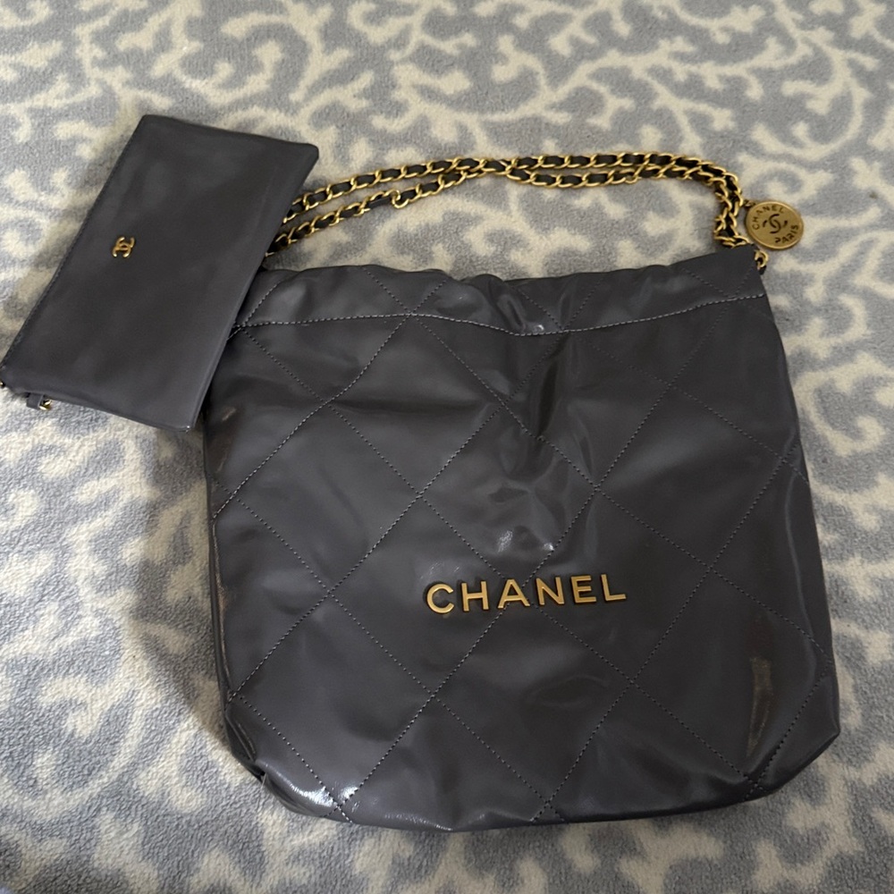 🩶Chanel🩶 EUC NA Grey Leather 22 bag. Used a few times. Good quality.